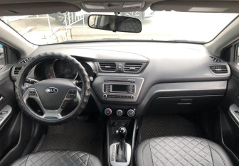 Подержанный автомобиль Kia Rio Sedan 2015 года (10 фото)