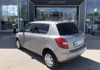 Подержанный автомобиль Skoda Fabia Hatchback 2012 года (7 фото)
