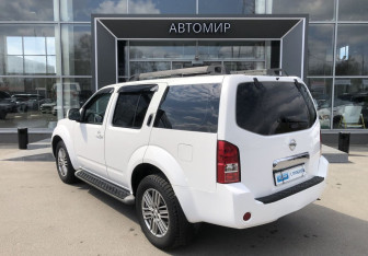 Подержанный автомобиль Nissan Pathfinder 2011 года (7 фото)