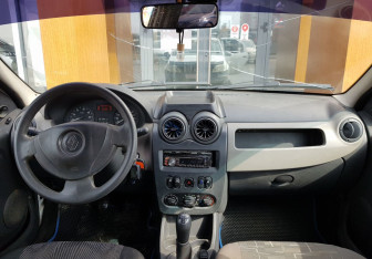 Подержанный автомобиль Renault Logan Sedan 2014 года (11 фото)