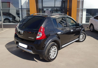 Подержанный автомобиль Renault Sandero 2011 года (5 фото)