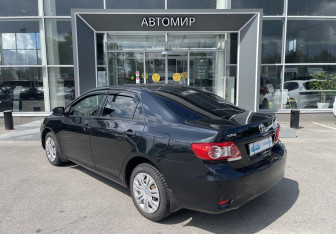Подержанный автомобиль Toyota Corolla Sedan 2011 года (7 фото)