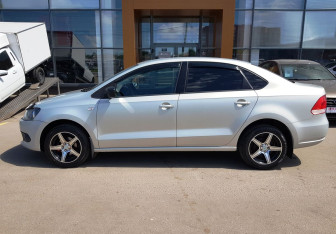 Подержанный автомобиль Volkswagen Polo Sedan 2010 года (8 фото)