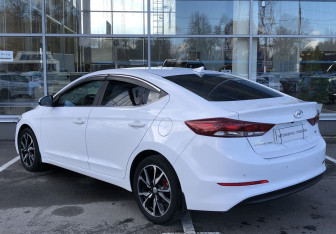 Подержанный автомобиль Hyundai Elantra Sedan 2018 года (7 фото)