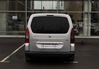 Подержанный автомобиль Peugeot Partner 2009 года (6 фото)