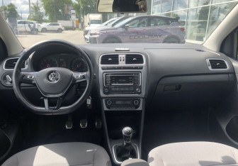 Подержанный автомобиль Volkswagen Polo Sedan 2016 года (10 фото)