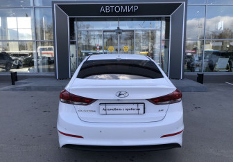 Подержанный автомобиль Hyundai Elantra Sedan 2017 года (6 фото)