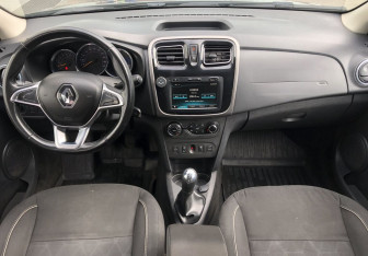 Подержанный автомобиль Renault Sandero 2018 года (11 фото)