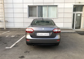 Подержанный автомобиль Renault Fluence 2011 года (6 фото)