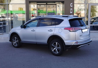 Подержанный автомобиль Toyota RAV4 2015 года (7 фото)