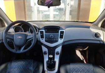 Подержанный автомобиль Chevrolet Cruze Hatchback 2012 года (11 фото)