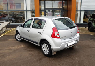 Подержанный автомобиль Renault Sandero 2013 года (7 фото)