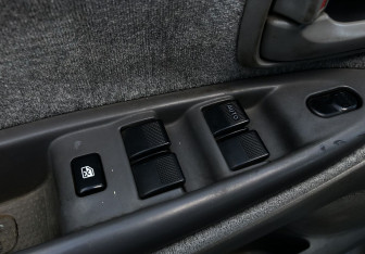 Подержанный автомобиль Mazda MPV 2002 года (13 фото)