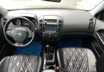 Подержанный автомобиль Kia Ceed Hatchback 2007 года (10 фото)
