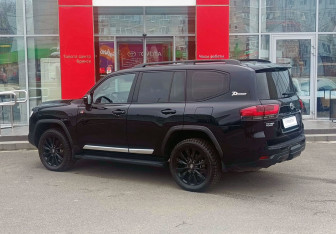 Подержанный автомобиль Toyota Land Cruiser Suv 2022 года (7 фото)