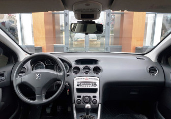 Подержанный автомобиль Peugeot 308 Hatchback 2010 года (11 фото)