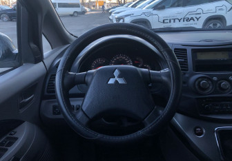 Подержанный автомобиль Mitsubishi Grandis 2006 года (12 фото)