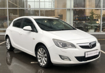 Подержанный автомобиль Opel Astra Hatchback 2011 года (3 фото)
