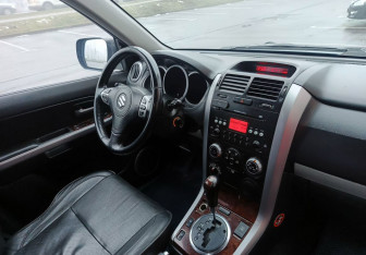 Подержанный автомобиль Suzuki Grand Vitara 2005 года (14 фото)