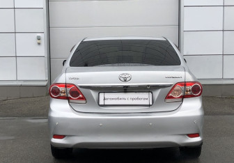Подержанный автомобиль Toyota Corolla Sedan 2010 года (6 фото)