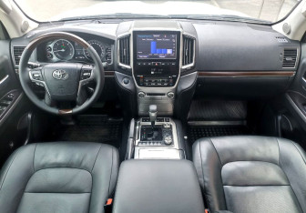Подержанный автомобиль Toyota Land Cruiser Suv 2016 года (15 фото)