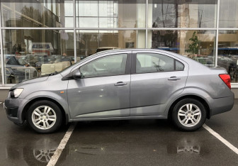 Подержанный автомобиль Chevrolet Aveo Sedan 2014 года (8 фото)