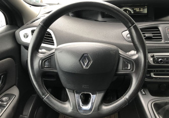 Подержанный автомобиль Renault Scenic 2013 года (12 фото)