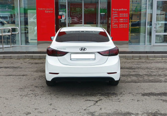 Подержанный автомобиль Hyundai Elantra Sedan 2015 года (6 фото)