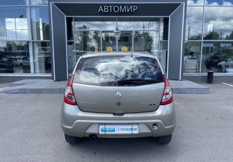Подержанный автомобиль Renault Sandero 2013 года (6 фото)