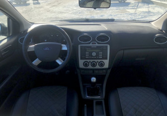 Подержанный автомобиль Ford Focus Sedan 2005 года (10 фото)