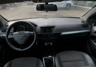 Подержанный автомобиль Opel Astra Hatchback 2008 года (10 фото)