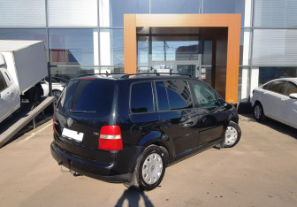 Подержанный автомобиль Volkswagen Touran 2004 года (5 фото)