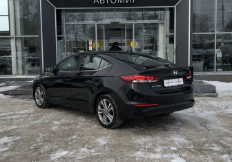 Подержанный автомобиль Hyundai Elantra Sedan 2017 года (7 фото)