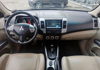Подержанный автомобиль Mitsubishi Outlander 2008 года (14 фото)