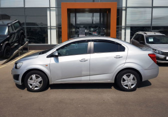 Подержанный автомобиль Chevrolet Aveo Sedan 2014 года (8 фото)