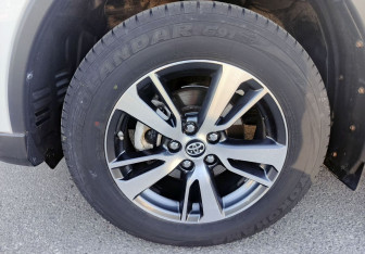 Подержанный автомобиль Toyota RAV4 2018 года (10 фото)