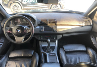 Подержанный автомобиль BMW X5 2006 года (10 фото)