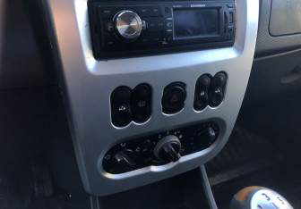 Подержанный автомобиль Renault Sandero 2011 года (12 фото)