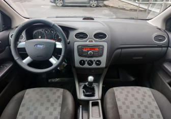 Подержанный автомобиль Ford Focus Hatchback 2007 года (15 фото)