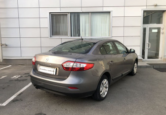 Подержанный автомобиль Renault Fluence 2011 года (7 фото)