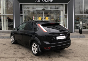 Подержанный автомобиль Ford Focus Hatchback 2010 года (7 фото)