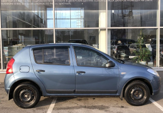 Подержанный автомобиль Renault Sandero 2011 года (4 фото)