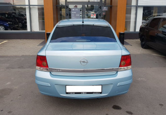 Подержанный автомобиль Opel Astra Sedan 2009 года (6 фото)