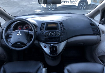 Подержанный автомобиль Mitsubishi Grandis 2006 года (10 фото)