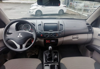 Подержанный автомобиль Mitsubishi L200 2011 года (15 фото)