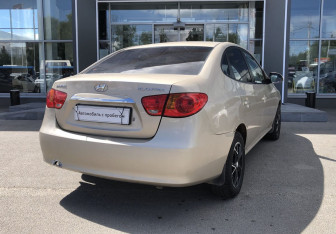 Подержанный автомобиль Hyundai Elantra Sedan 2010 года (5 фото)