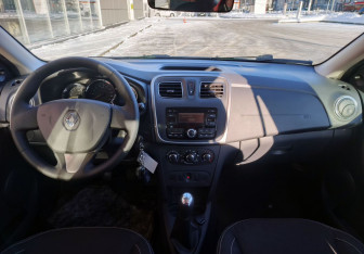 Подержанный автомобиль Renault Logan Sedan 2016 года (14 фото)