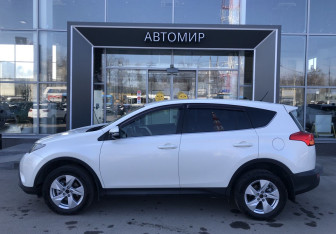 Подержанный автомобиль Toyota RAV4 2013 года (8 фото)