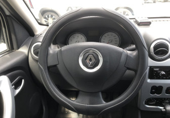 Подержанный автомобиль Renault Sandero 2013 года (12 фото)