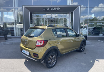 Подержанный автомобиль Renault Sandero 2015 года (5 фото)